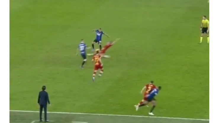 El volante chileno sacó la varita y el sombrero y salió jugando con una bella jugada en la goleada del Inter de Milán por 3-0 sobre la Roma de José Mourinho.
