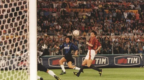 El momento de la exquisita definición de Iván Zamorano que significó el tercer gol del Inter de Milán: Foto: Inter.it
