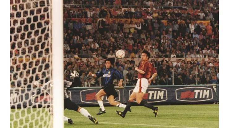 El momento de la exquisita definición de Iván Zamorano que significó el tercer gol del Inter de Milán: Foto: Inter.it
