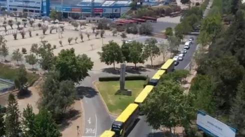Más de 10 vehículos de distintas capacidades fueron parte del viaje de Universidad Católica desde el estadio San Carlos de Apoquindo hasta Viña del Mar.