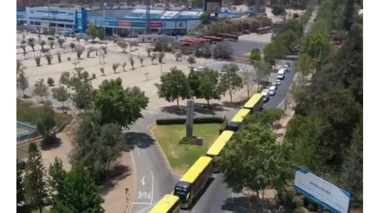 Más de 10 vehículos de distintas capacidades fueron parte del viaje de Universidad Católica desde el estadio San Carlos de Apoquindo hasta Viña del Mar.