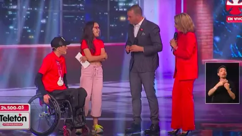 Alberto Abarza y Beccié Abarza junto a Julián Elfenbein y Karen Doggenweiler en la Teletón 2021.