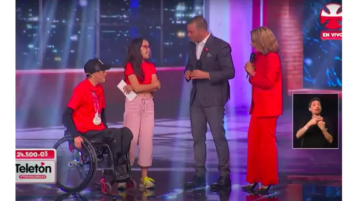 Alberto Abarza y Beccié Abarza junto a Julián Elfenbein y Karen Doggenweiler en la Teletón 2021.