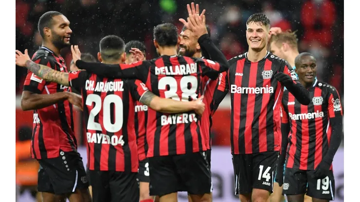 Charles Aránguiz y el Leverkusen festejan la goleada por 7-1 ante el colista Greuther Fürth.