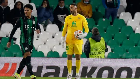 Claudio Bravo sigue recuperándose de su lesión en el Betis