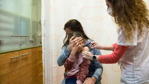 Vacunación infantil en Israel