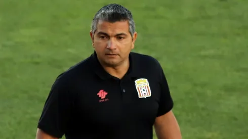 Les medios de Curicó informaron que un grupo de hinchas llegó hasta la casa del entrenador para reclamar por la campaña.