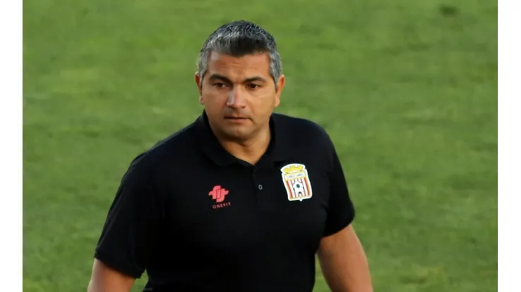 Les medios de Curicó informaron que un grupo de hinchas llegó hasta la casa del entrenador para reclamar por la campaña.