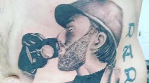 El encargado de realizar el tatuaje fue Ash Wilkinson, quien inmortalizó a Ben en el cuerpo de Lewis Hamill.