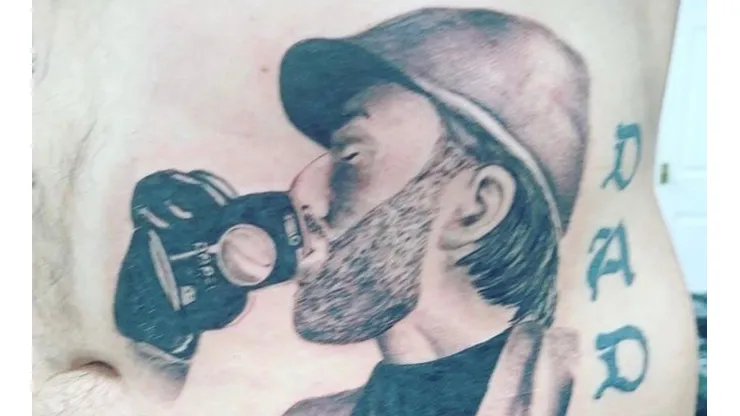 El encargado de realizar el tatuaje fue Ash Wilkinson, quien inmortalizó a Ben en el cuerpo de Lewis Hamill.