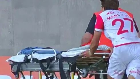 Manuel López llevó velozmente la camilla para ayudar a la persona en problemas