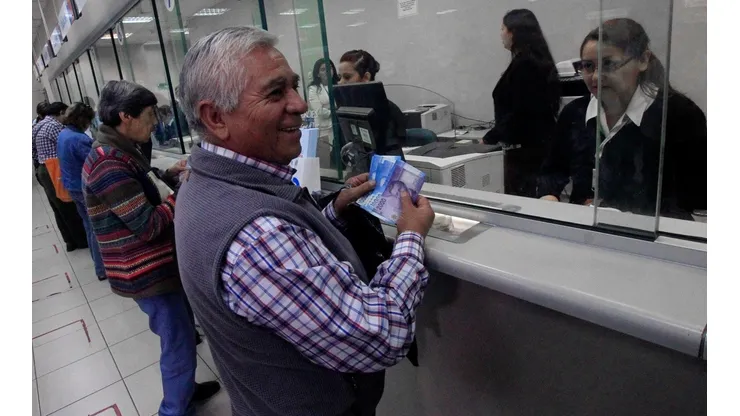 Pensionado cobrando su aguinaldo de navidad en las oficinas del IPS