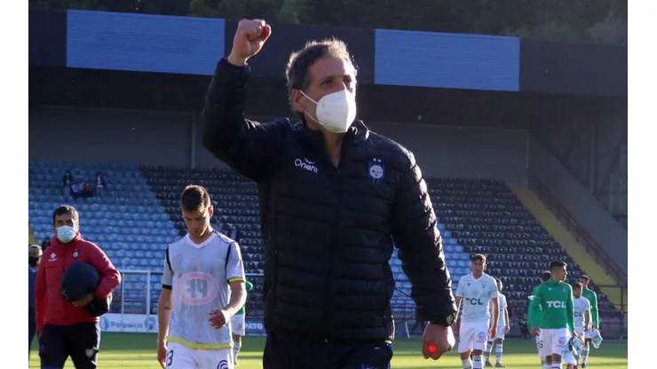 Mario Salas tiene asegurada su continuidad en la banca de Huachipato