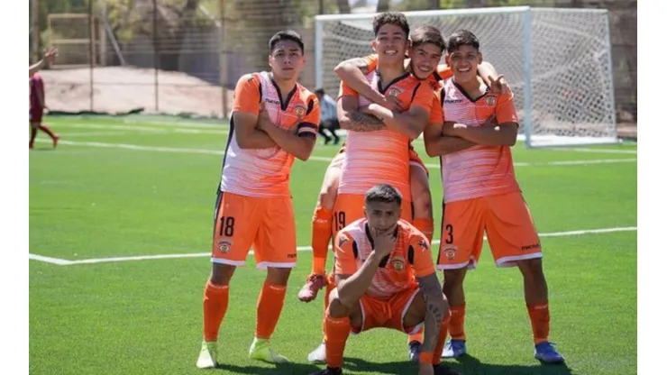 Javier, con el dorsal 18, fue finalista en el Fútbol Joven con Cobreloa, además que alternó en el primer equipo