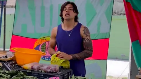 Joaquín Montecinos las hizo de feriante en la presentación de la camiseta 2022 de Audax