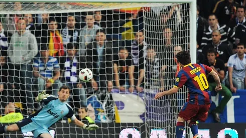 Casillas frente a Messi en el derbi de España