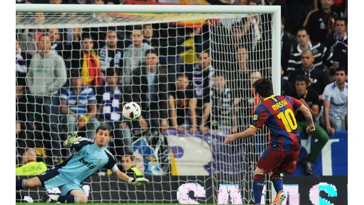 Casillas frente a Messi en el derbi de España