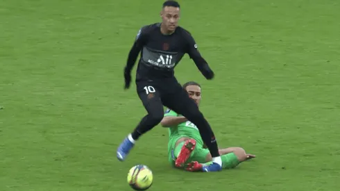 Neymar terminó con un esguince grave en su tobillo