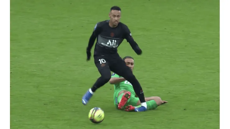 Neymar terminó con un esguince grave en su tobillo