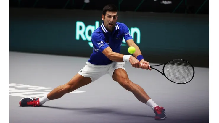 Novak Djokovic no ha querido dar a conocer públicamente si se encuentra vacunado o no contra el coronavirus, lo que lo deja teóricamente descartado para defender el título.