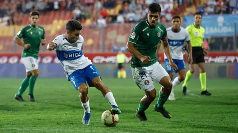 Joaquín Torres con el balón en el encuentro entre Universidad Católica y Audax Italiano, en la fecha 5 del Campeonato Nacional 2024.