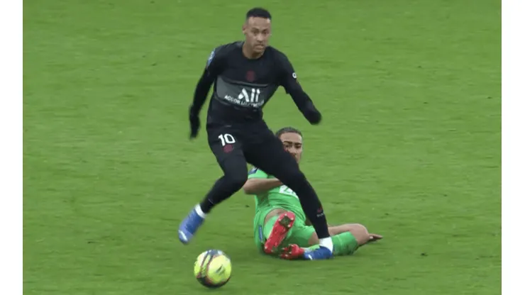Neymar terminó llorando y con su tobillo gravemente lastimado