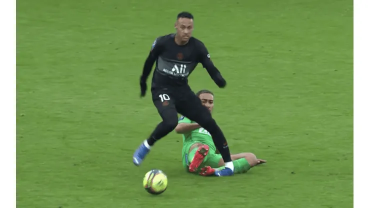 Neymar se retiró entre lágrimas de la cancha tras su fuerte lesión en el tobillo