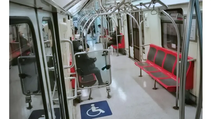 Revisa el horario del tren subterráneo.