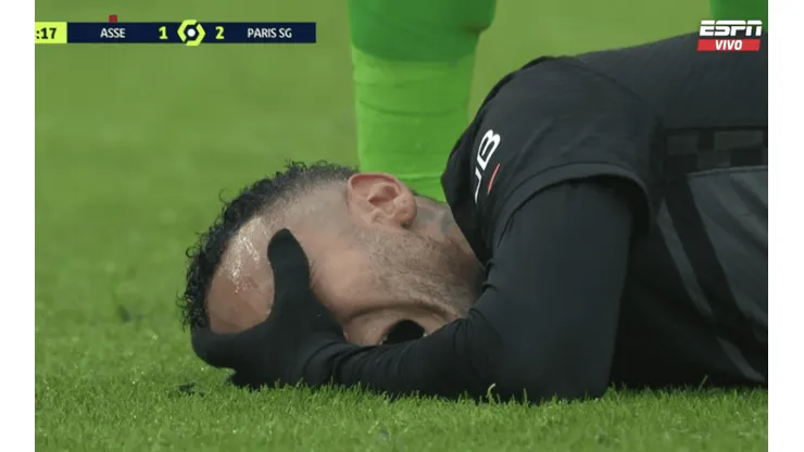 Neymar lesionado ante Saint-Étienne y se teme por su tobillo.