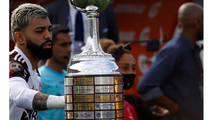 Gabriel Barbosa no le teme a la mala suerte y una vez más tocó la Copa Libertadores antes de jugar la final, ¿repetirá la acción que le dio el título ante River en 2019?