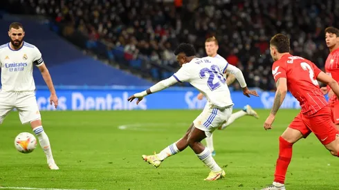 Vinicius marcó un golazo desde fuera del área