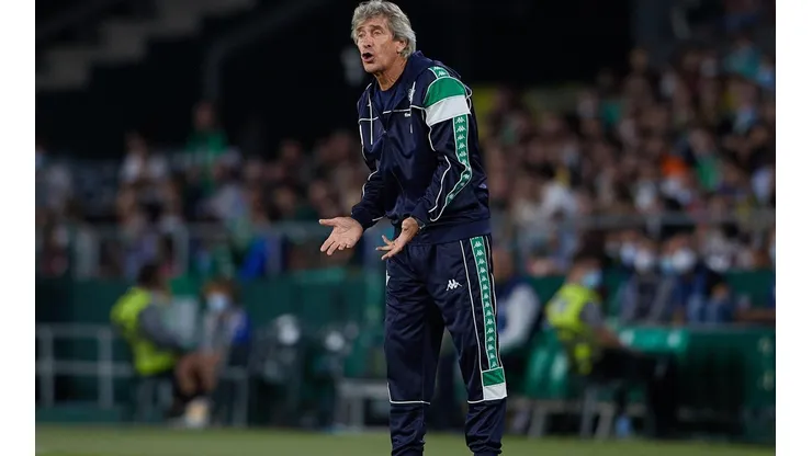 La directiva del equipo que dirige Manuel Pellegrini tuvo que advertir a sus hinchas para que dejen de insultar a los rivales o podrían recibir duros castigos.