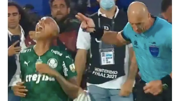 El delantero brasileño Deyverson protagonizó una insólita simulación tras recibir un "ataque" del árbitro argentino Néstor Pitana en la final de la Copa Libertadores 2021.