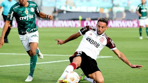 Mauricio Isla tuvo que ser sustituido en la final de la Copa Libertadores después de sufrir problemas físicos y desde Juan Pinto Durán estarán atentos a la información al respecto.