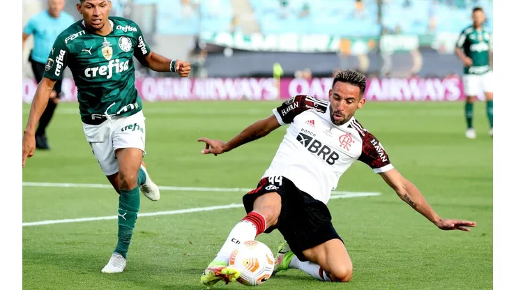Mauricio Isla tuvo que ser sustituido en la final de la Copa Libertadores después de sufrir problemas físicos y desde Juan Pinto Durán estarán atentos a la información al respecto.