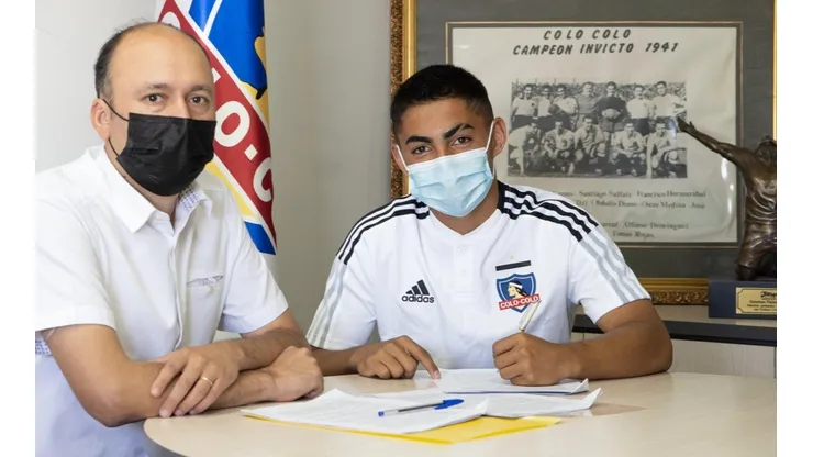 El canterano colocolino Jordhy Thompson cumplió su sueño y firmó su primer contrato como jugador profesional con la camiseta del club que lo formó y del cual es hincha.