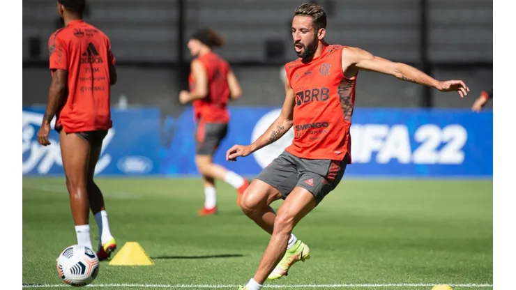 Mauricio Isla entrena junto al Flamengo en el estadio de Peñarol. Foto: @Flamengo