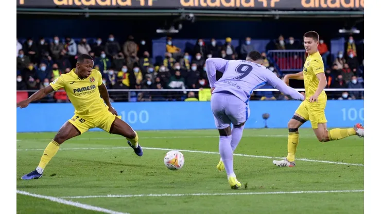 Memphis Depay anotó el gol que puso en ventaja a Barcelona sobre el final.