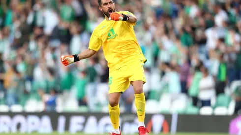 A pesar de la lesión, Claudio Bravo celebró la clasificación del Real Betis en Europa League.