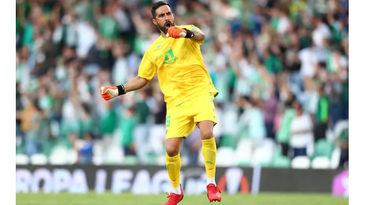 A pesar de la lesión, Claudio Bravo celebró la clasificación del Real Betis en Europa League.