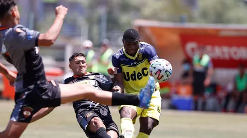 El momento en que Jog Bogmis dispara al arco para el segundo gol, el que tuvo polémica por varios minutos. Créditos: Carlos Parra