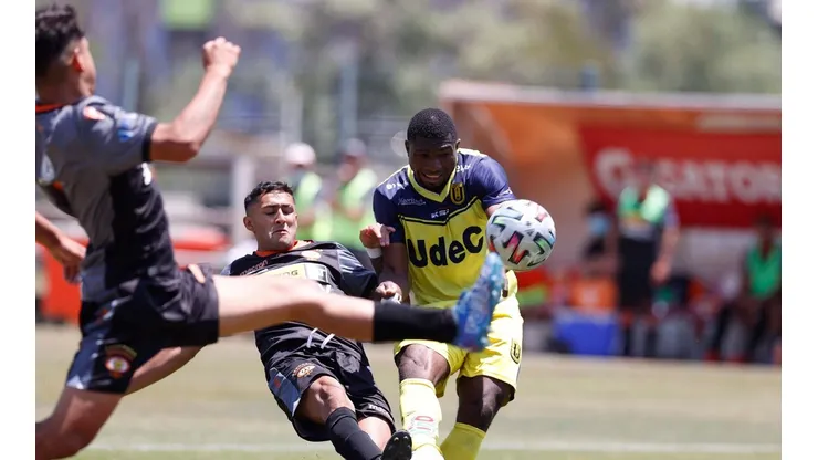 El momento en que Jog Bogmis dispara al arco para el segundo gol, el que tuvo polémica por varios minutos. Créditos: Carlos Parra