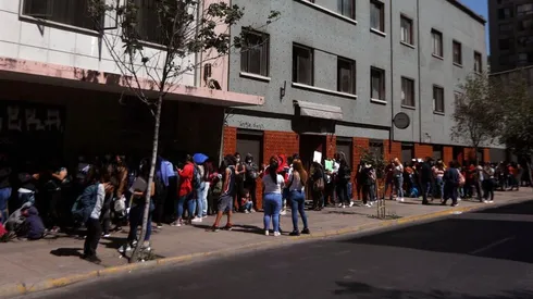 Extranjeros esperan ser atendidos en la Seremi de Educaión