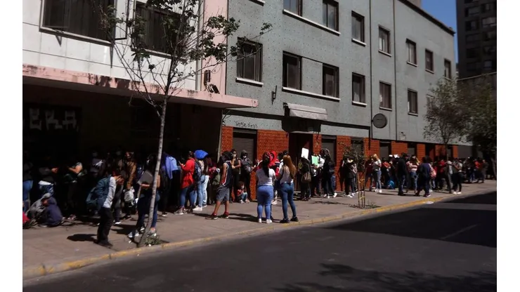 Extranjeros esperan ser atendidos en la Seremi de Educaión