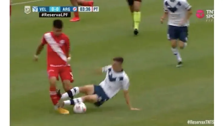 Brutal patada en las reservas del fútbol argentino