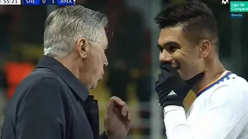 Ancelotti conversa con Casemiro afuera de la cancha