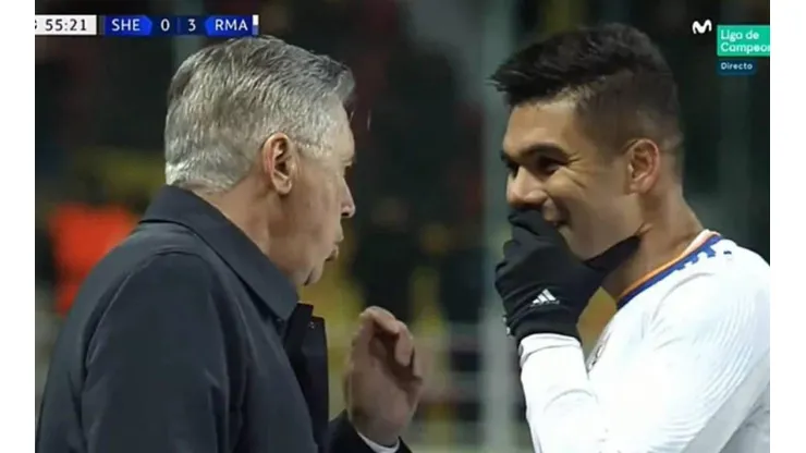 Ancelotti conversa con Casemiro afuera de la cancha