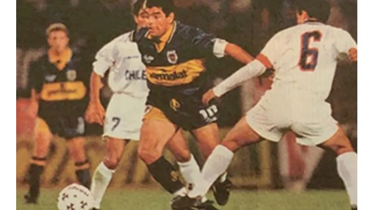 Diego Maradona se llenó de aplausos en el estadio Nacional tras mostrar toda su magia como jugador ante Universidad de Chile defendiendo a Boca Juniors.
