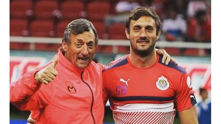 Una de las veces que coincidieron en cancha con su padre, en Monterrey, y Guido, en Guadalajara, los dos realizando su labor profesional en el fútbol.
