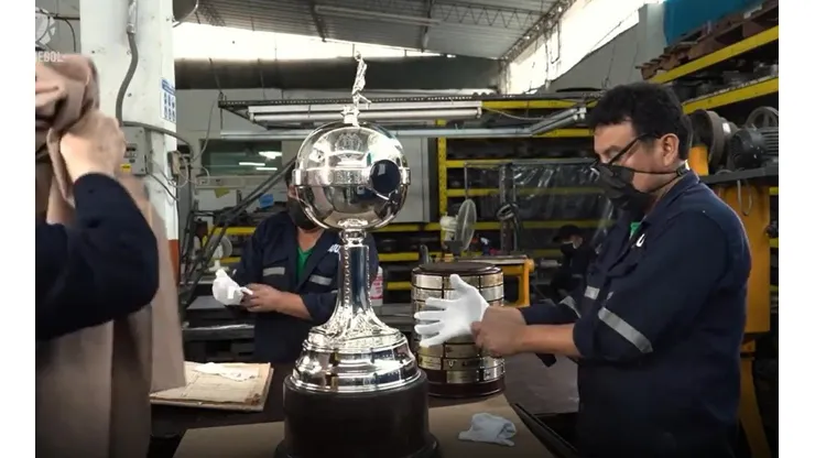 El trofeo de la Copa Libertadores restaurado será entregado a Flamengo o Palmeiras este sábado